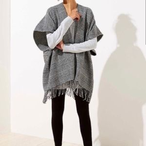 NWT Loft Black and White Houndstooth Plaid Reversible Fringed Poncho Shrug XS/S